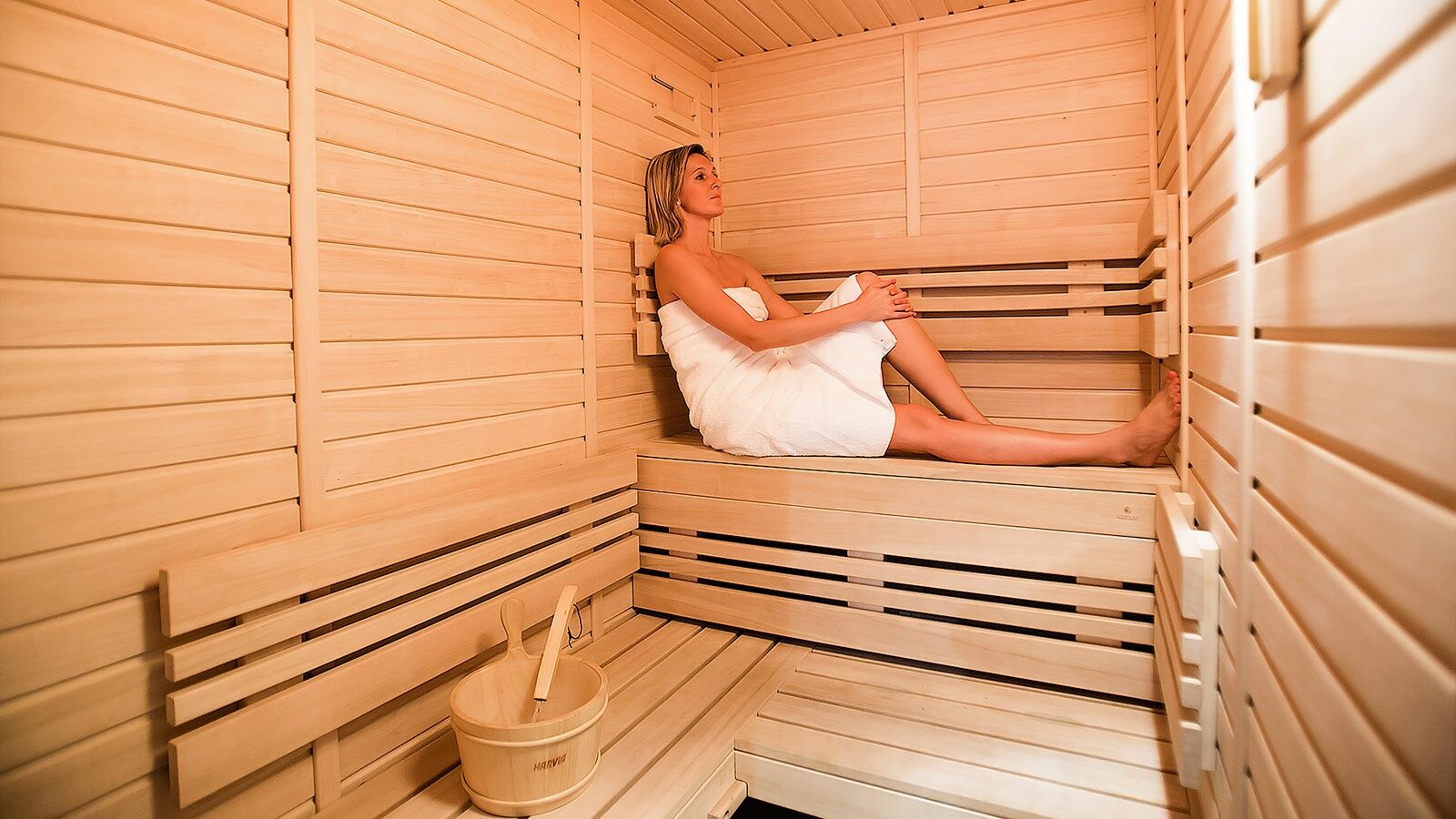 Luxury Family Hotel Royal Palace Praga Facilități foto A woman in a sauna
